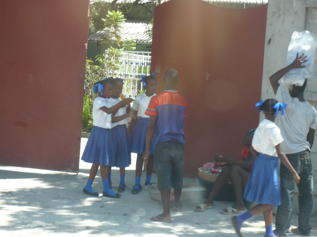 vendeur de sachet d'eau à la sortie de l'école, Haïti